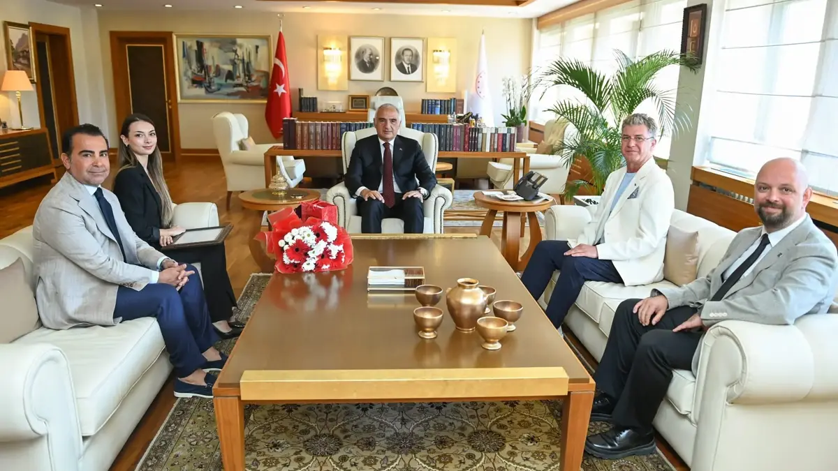 Bakan Ersoy, Bolşoy Tiyatrosu'nda tarihi başarıya imza atan Nilay Tahiroğlu'nu tebrik etti